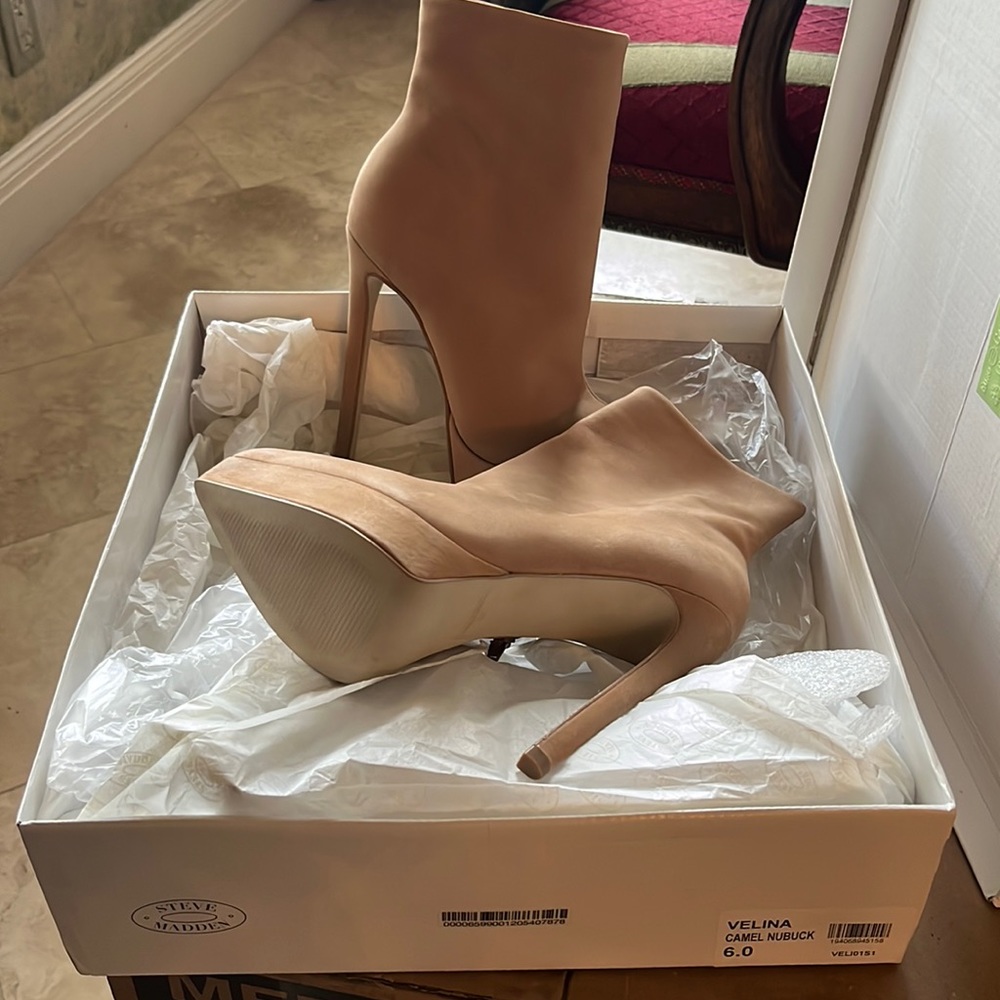 Steve Madden Velina platform boot in camel nubuck size 6 new in box